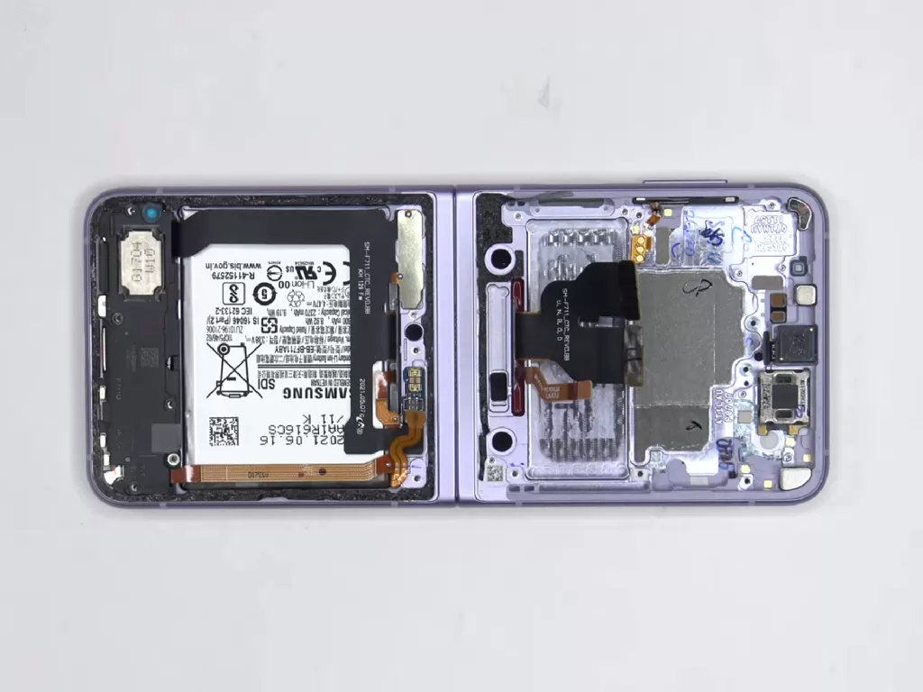 Tampilan komponen bagian dalam dari Samsung Galaxy Z Flip3 (photo/YouTube/PBKreviews)