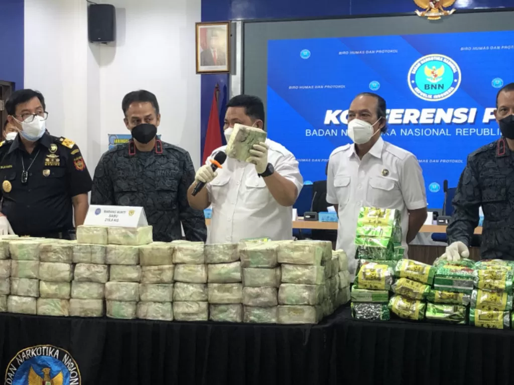 Konferensi Pers War on Drugs dengan barang bukti berupa sabu-sabu seberat 324,3 kg yang diselenggarakan di Ruang Pattimura Gedung Utama BNN RI, Jakarta Timur, Kamis. (19/8/2021) (ANTARA/Putu Indah Savitri/pri.)
