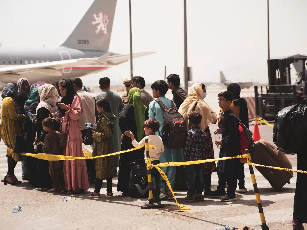Ilustrasi:  Warga sipil bersiap untuk naik pesawat selama evakuasi di Bandara Internasional Hamid Karzai, Kabul, Afghanistan 18 Agustus 2021. (Victor Mancilla/Handout via REUTERS/ilustrasi)