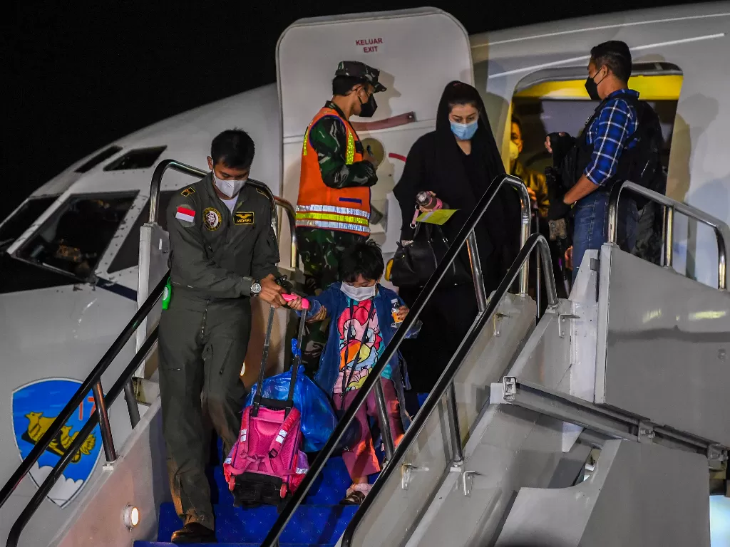 Sejumlah warga negara indonesia (WNI) yang dievakuasi dari Afghanistan tiba di Bandara Halim Perdanakusuma, Jakarta, Sabtu (21/8/2021) dini hari. (Foto: ANTARA/Galih Pradipta)