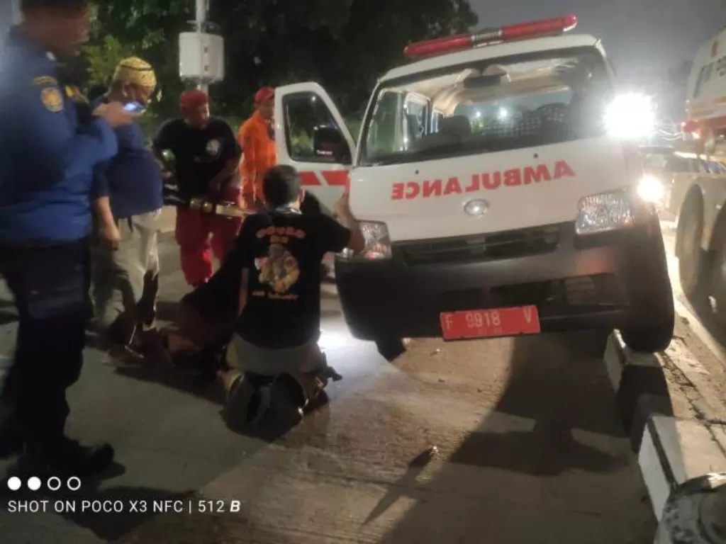 Ambulans tersangkut trotoar di Puoogadung, Jakarta Timur. (Dok Istimewa)