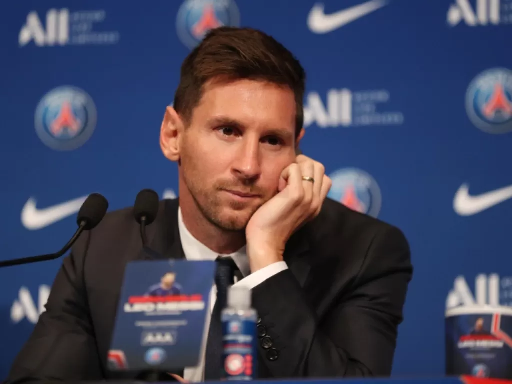 Lionel Messi saat menghadiri konferensi pers perkenalannya sebagai pemain baru PSG. (REUTERS/Sarah Meyssonnier)