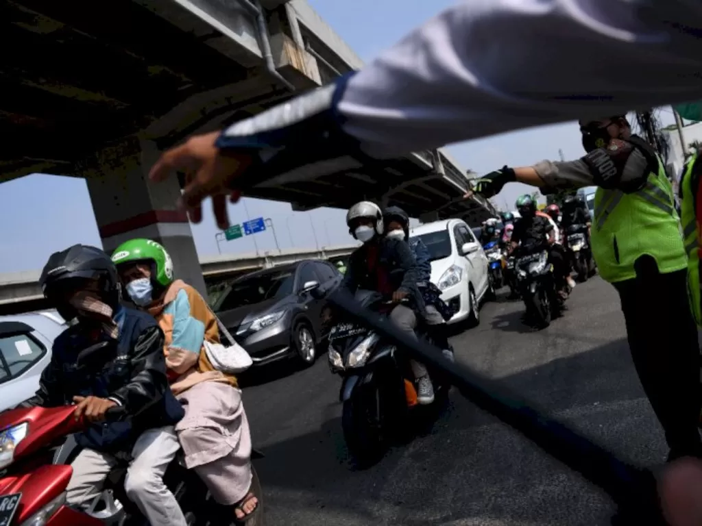 Petugas gabungan mengatur lalu lintas di pos penyekatan mudik Sumber Artha, Bekasi, Jawa Barat. (Foto: ANTARA/Sigid Kurniawan)