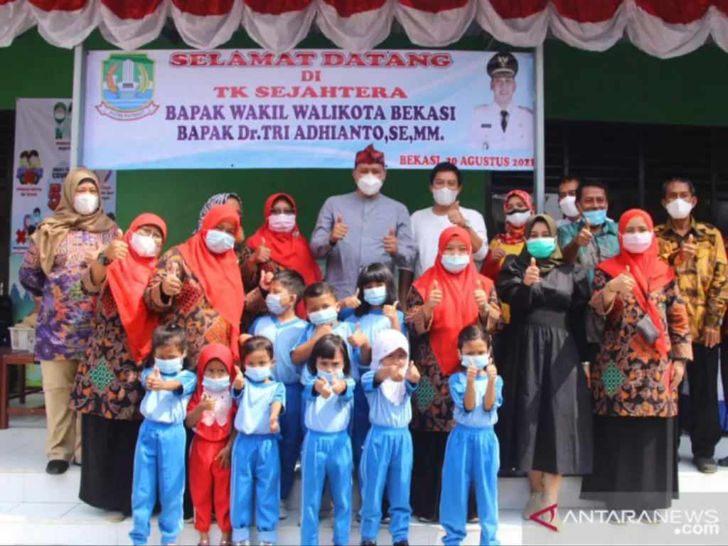 Wakil Wali Kota Bekasi Tri Adhianto meninjau tingkat kepatuhan warga terhadap protokol kesehatan di satuan pendidikan TK Sejahtera Bekasi Timur, Jumat (20/8/2021). (ANTARA/Pradita Kurniawan Syah)