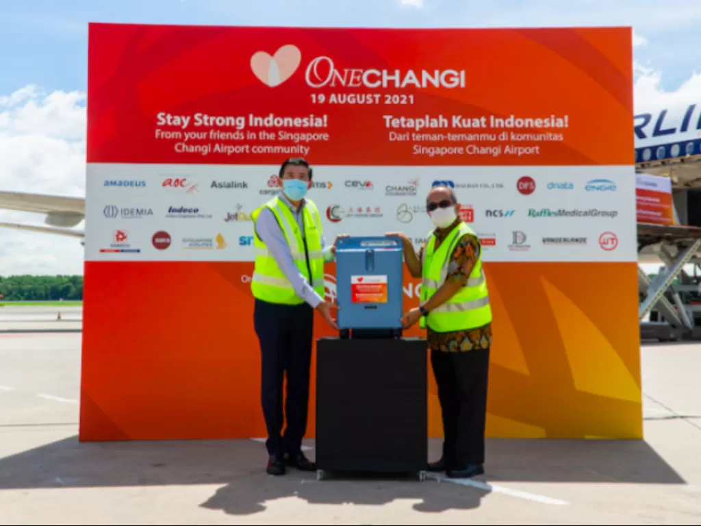 CEO Changi Airport Group Mr Lee Seow Hiang (kiri) menyerahkan bantuan konsentrator oksigen kepada Suryo Pratomo, Duta Besar Indonesia untuk Singapura (kanan) pada Kamis (19/8). (photo/Dok. ANTARA)