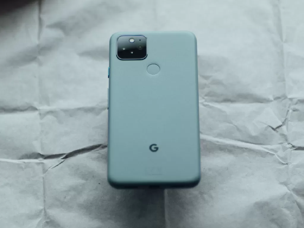 Tampilan belakang dari smartphone Google Pixel 5 (photo/Unsplash/Jonas Elia)