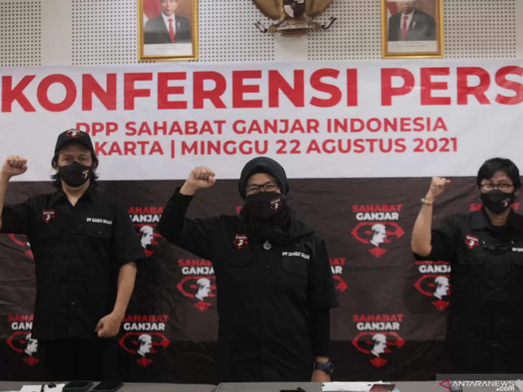 Ketua Umum Sahabat Ganjar Lenny Handayani (tengah) didampingi Sekjen Sahabat Ganjar Alusius Jaka (kiri) mengepalkan tangan kanannya ke atas saat Deklarasi Serentak Sahabat Ganjar di Jakarta, Minggu (22/8/2021). (ANTARA FOTO/ Reno)