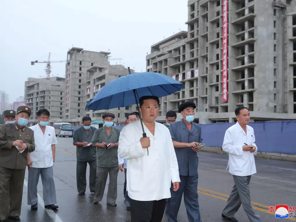  Pemimpin Korea Utara Kim Jong Un memeriksa pembangunan (photo/KCNA/via REUTERS)