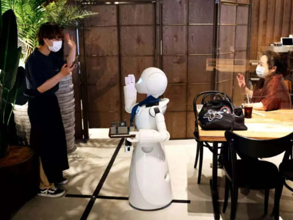 Tampilan robot yang melayani pengunjung. (photo/Dok. MSN via Behrouz Mehri/AFP)