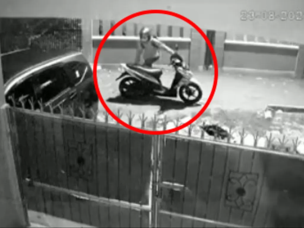 Pelaku pencurian kaca spion sepeda motor. (Photo/Instagram/@merekamjakarta)