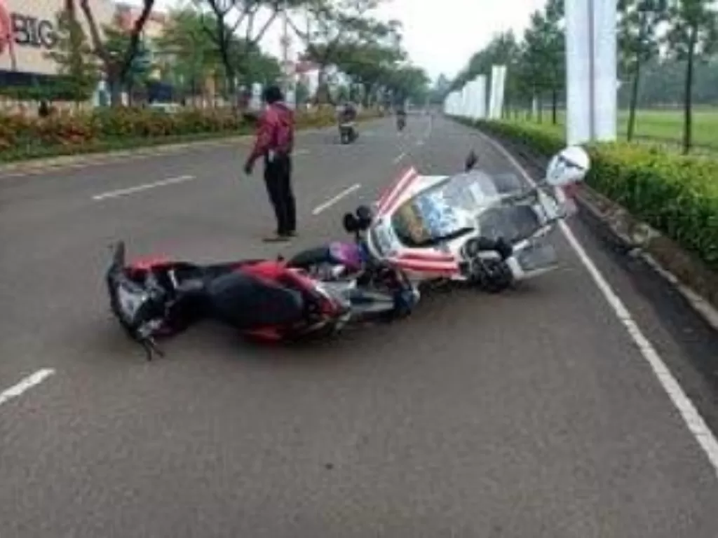 Pemotor lawan arus dan tabrak motor petugas Polres Tangsel saat razia kendaraan (Instagram/ tangerang.terkini)