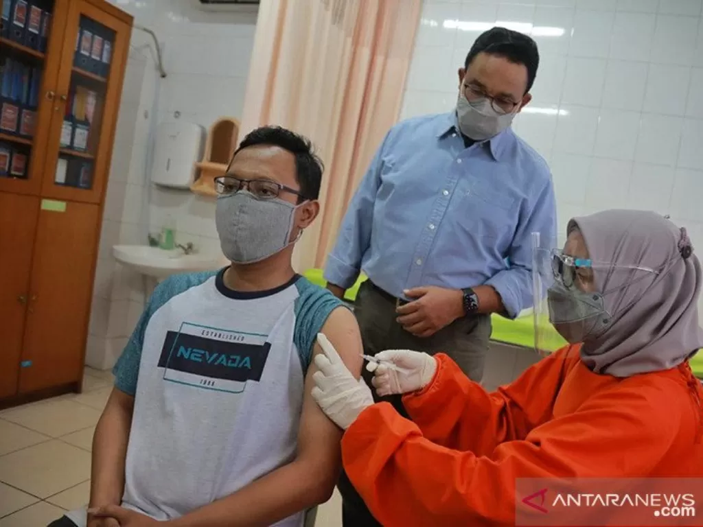 Gubernur DKI Jakarta Anies Baswedan menyaksikan proses vaksinasi COVID-19 (ANTARA/HO-Dadang W*/aa)