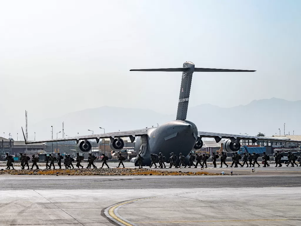Tentara AS, yang ditugaskan di Divisi Lintas Udara ke-82, tiba untuk memberikan keamanan dalam mendukung Operasi Pengungsi Sekutu di Bandara Internasional Hamid Karzai di Kabul, Afghanistan, 20 Agustus 2021. (photo/U.S. Air Force/Handout via REUTERS)