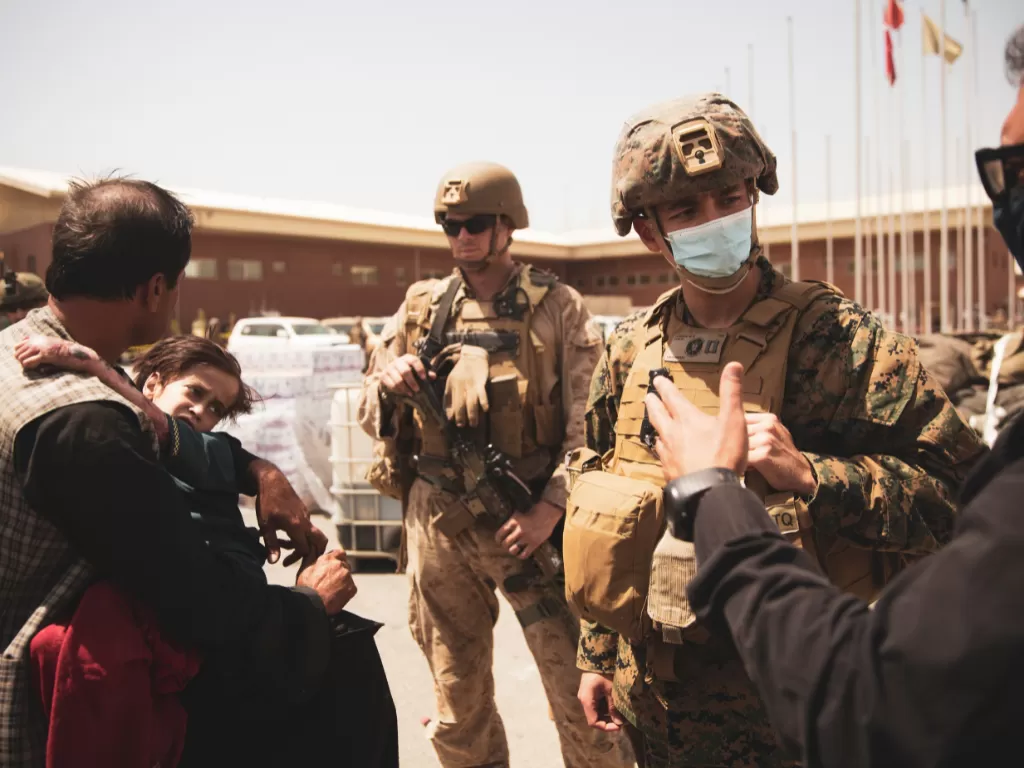 Tim medis tentara Amerika Serikat beri bantuan untuk warga yang dievakuasi dari Afghanistan (Reuters)