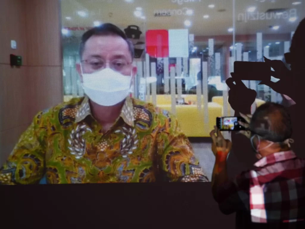 Pewarta memotret terdakwa kasus dugaan korupsi bansos Juliari Batubara melalui layar saat menjalani sidang lanjutan secara virtual di gedung KPK, Jakarta, Senin (9/8) (ANTARA FOTO/Akbar Nugroho Gumay)