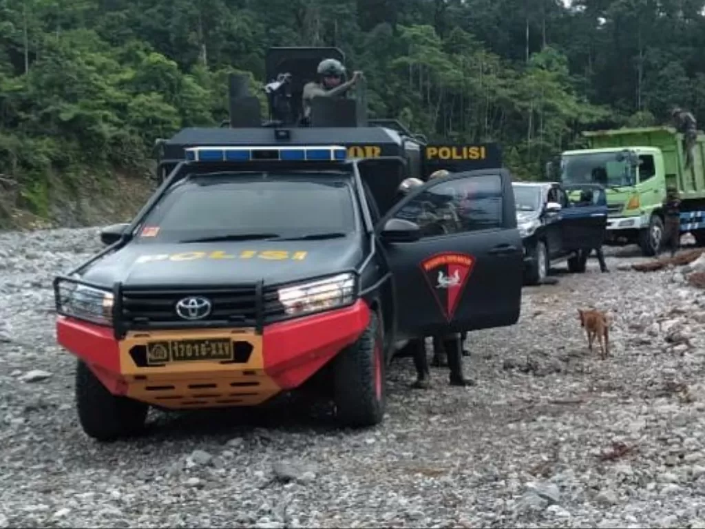 Proses evakuasi 11 pegawai PT Indo Papua. (Dok. Divisi Humas Mabes Polri)