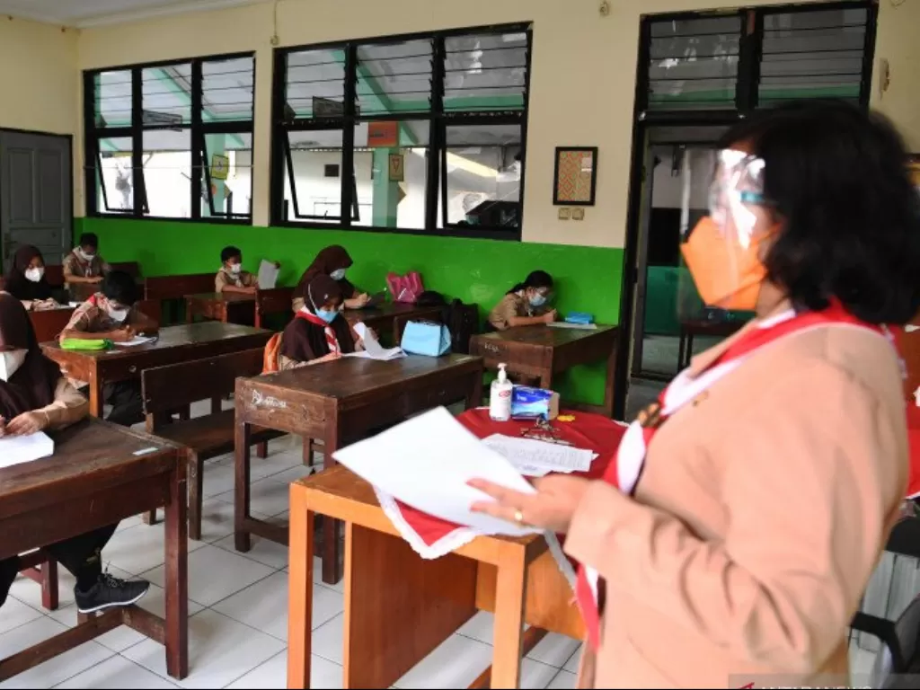 Ilustrasi: Sejumlah murid mengerjakan soal Penilaian Akhir Tahun (PAT) saat menjalani uji coba pembelajaran tatap muka (PTM) tahap 2 di SDN Kebayoran Lama Selatan 17 Pagi, Jakarta, Rabu (9/6/2021). (ANTARA FOTO/Hafidz Mubarak A)