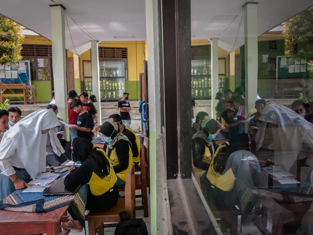 Siswa mendaftar untuk mengikuti vaksinasi COVID-19 di SMAN 2 Leuwidamar, Lebak, Banten, Selasa (24/8/2021). (photo/ANTARA FOTO/Muhammad Bagus Khoirunas/ilustrasi)