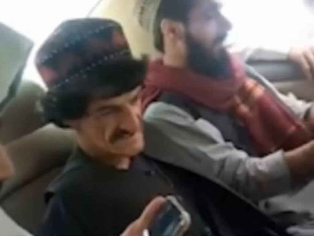 Pelawak Afghanistan  Nazar Mohammad (tengah) yang kerap kali mengejek Taliban dieksekusi mati (Twitter/Daily Mail)