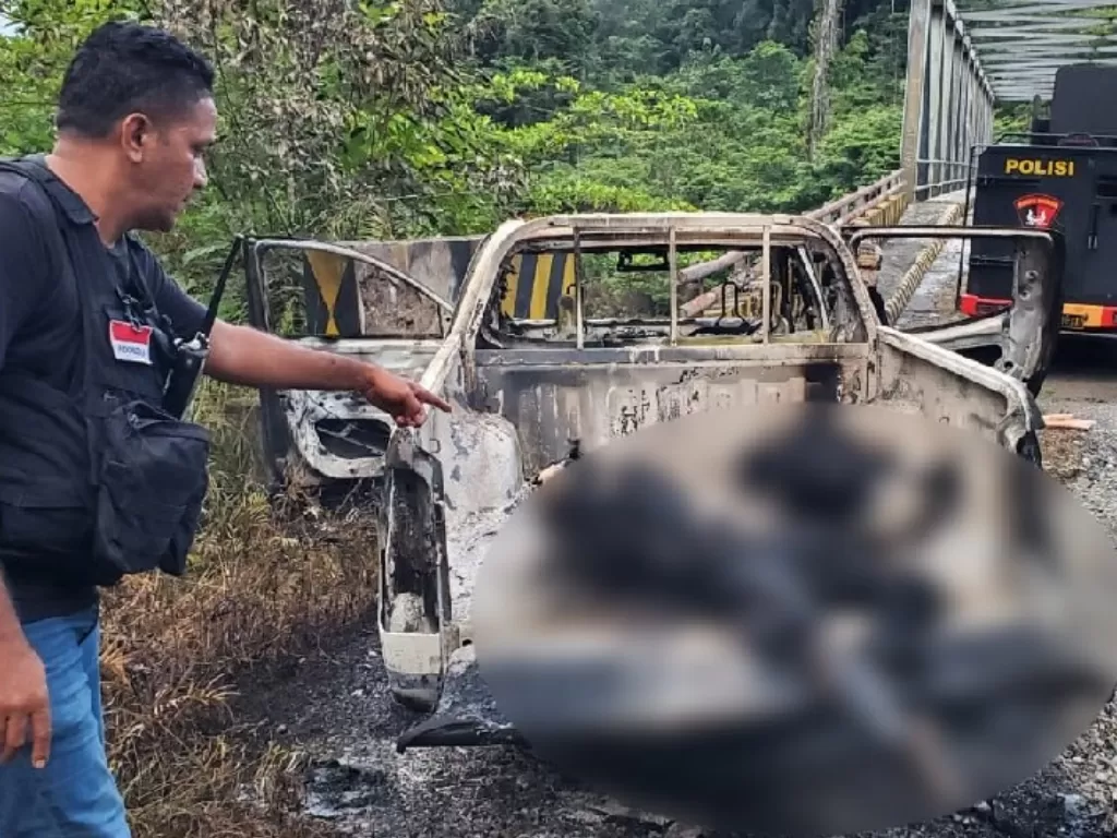 Jasad dua karyawan yang dibunuh dan dibakar beserta kendaraannya di pinggir kalo Brazza, Dekai, Yahukimo (ANTARA/HO/Humas Polda Papua)
