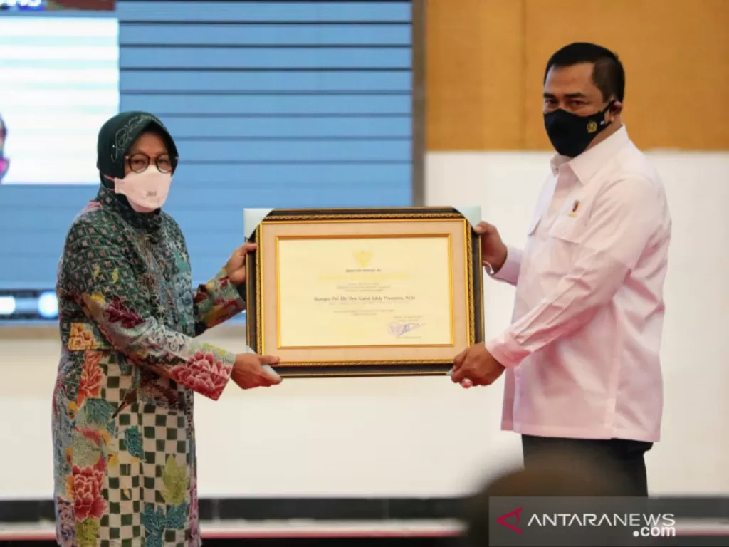 Menteri Sosial Tri Rismaharini memberikan penghargaan kepada aparat penegak hukum yang telah mengawal penyaluran bantuan sosial di Graha Aneka Bhakti Kementerian Sosial Jakarta, Selasa (24/8/2021). (ANTARA/Devi Nindy)