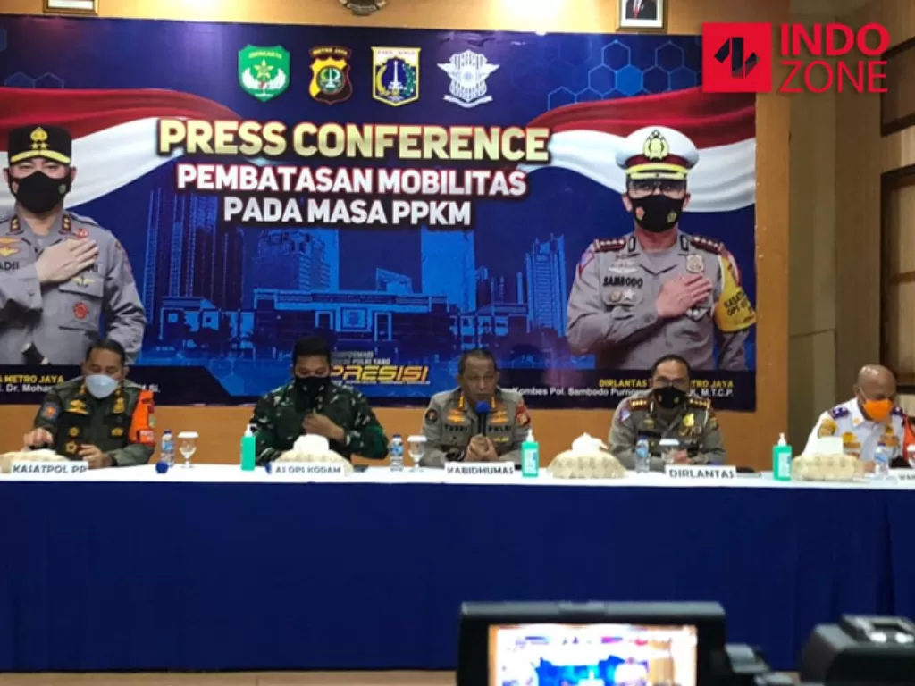 Konferensi pers Polda Metro terkait perpanjangan gage di Jakarta selama PPKM Level 3. (INDOZONE/Samsudhuha Wildansyah)
