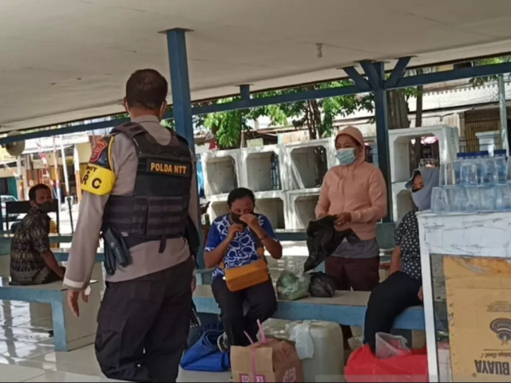 Patroli Prokes saat PPKM level 4 di Kupang. (ANTARA/Kornelis Kaha)