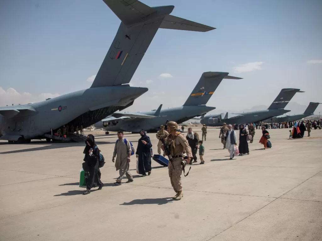 Anggota Angkatan Bersenjata Inggris terus mengambil bagian dalam evakuasi personel yang berhak dari bandara Kabul, di Kabul, Afghanistan 19-22 Agustus 2021, (photo/LPhot Ben Shrread/UK MOD Crown/Handout via REUTERS)