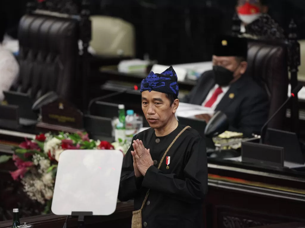 Presiden Joko Widodo memberi salam saat menyampaikan pidato kenegaraan pada Sidang Tahunan MPR Tahun 2021. (ANTARA/Sopian)