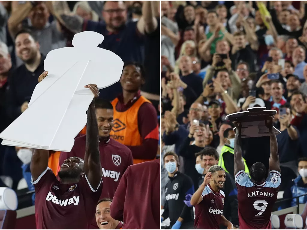 Pemain West Ham, Michail Antonio melakukan selebrasi unik dalam kemenangan atas Leicester. (photo/REUTERS/DAVID KLEIN)