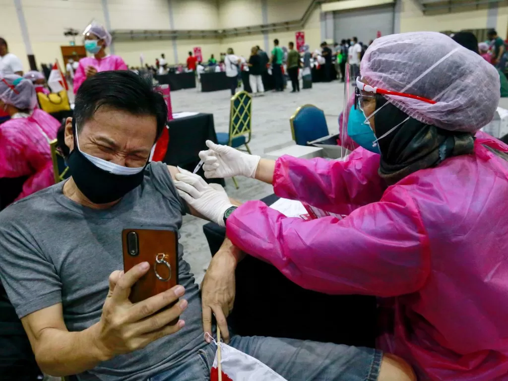 Seorang warga menerima suntikan vaksin Covid-19 di Jakarta, 31 Juli 2021. (REUTERS/Ajeng Dinar Ulfiana)