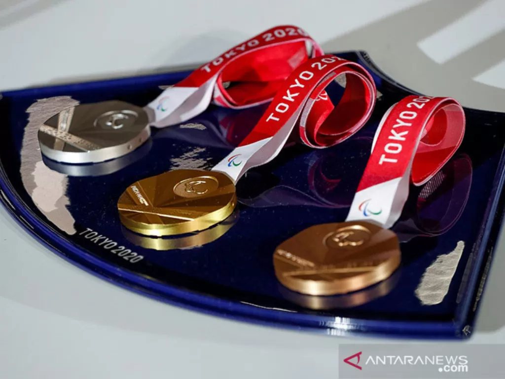  Sebuah nampan medali yang akan digunakan untuk upacara kemenangan Olimpiade dan Paralimpiade Tokyo 2020 ditampilkan selama acara pembukaan di Ariake Arena di Tokyo, Jepang, Kamis (3/6/2021).  (photo/REUTERS/Issei Kato/ilustrasi)