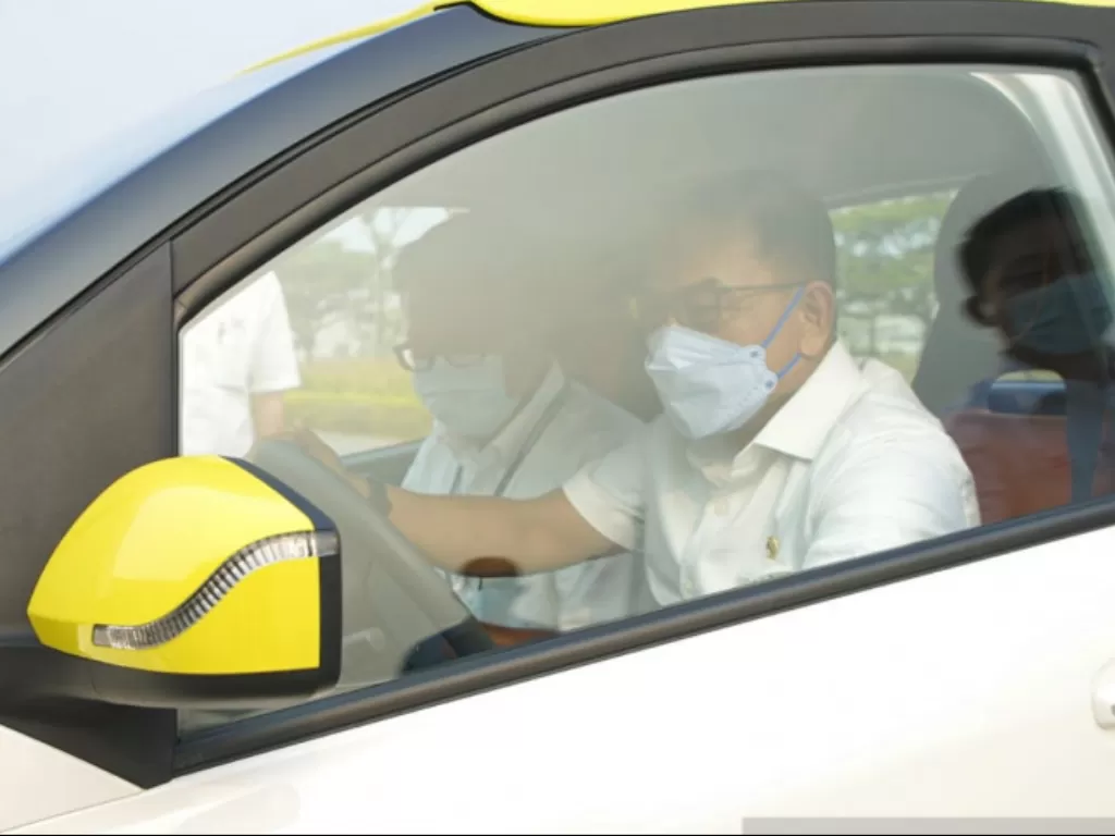  Kepala Staf Kepresidenan (KSP) Moeldoko melakukan uji coba mengendarai mobil listrik saat melakukan kunjungan ke PAbrik Wuling Motors di Kawasan GIIC di Cikarang, Jawa Barat pada Selasa (24/8). (ANTARA/HO-Kantor Staf Presiden) 