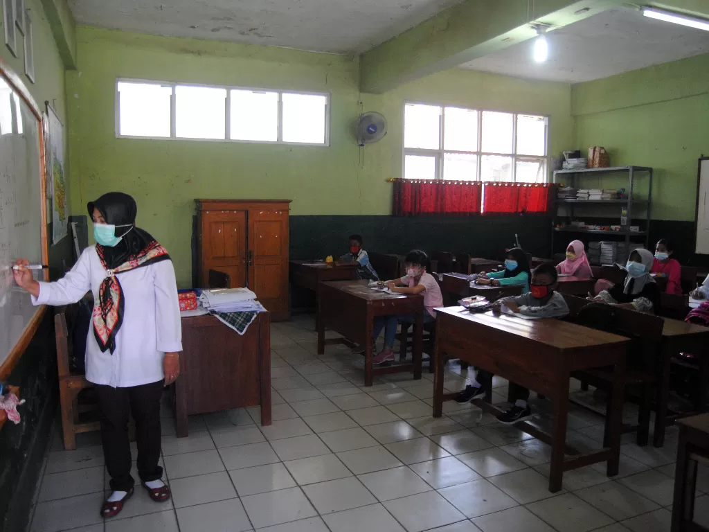 Guru mengajar siswa SD saat ujicoba pembelajaran tatap muka di SDN 04 Cihideung Ilir, Ciampea, Kabupaten Bogor, Jawa Barat. (ANTARA/Arif Firmansyah)