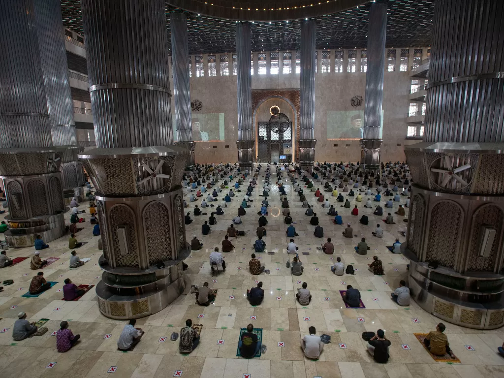 Umat Islam menunaikan shalat Jumat di Masjid Istiqlal, Jakarta. (ANTARA/Aditya Pradana Putra)