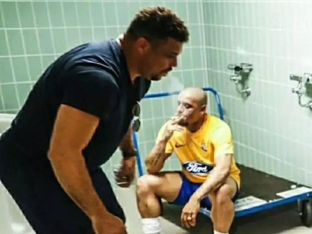 Dua legenda Brazil, Ronaldo dan Roberto Carlos merokok di toilet. (photo/Twitter/@101greatgoals)