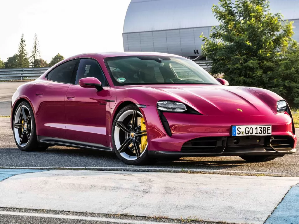 Tampilan warna baru dari mobil listrik Porsche Taycan 2022 (photo/Porsche)