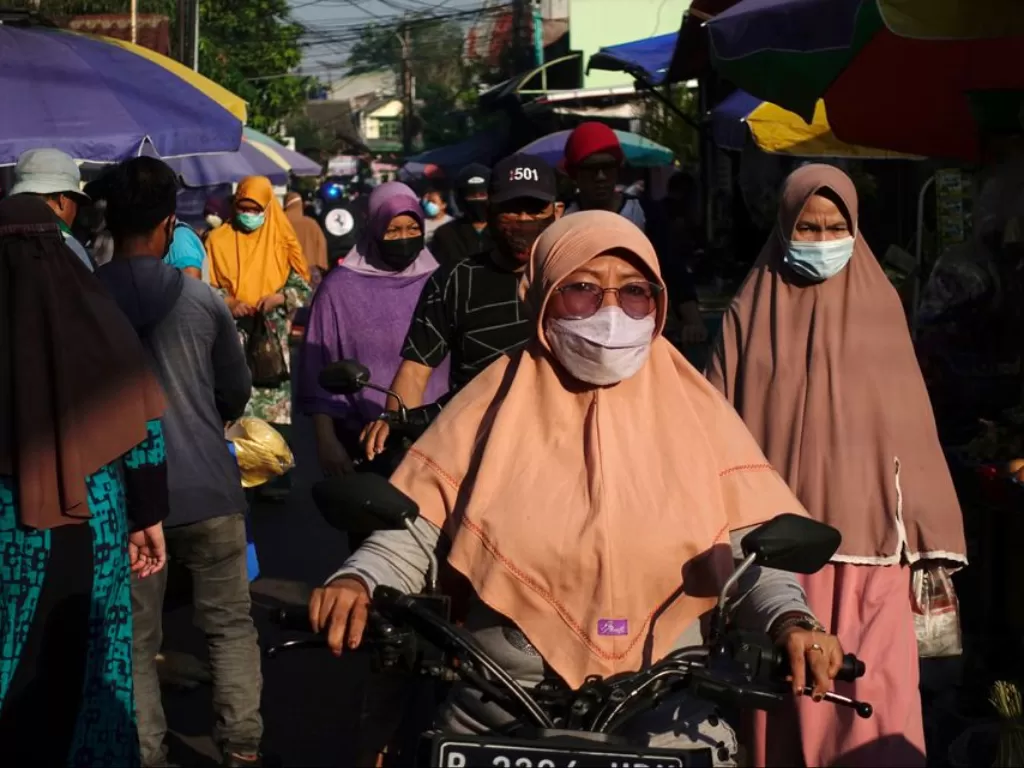 Warga memakai masker di pasar tradisional di Jakarta, 26 Juli 2021. (REUTERS/Willy Kurniawan)