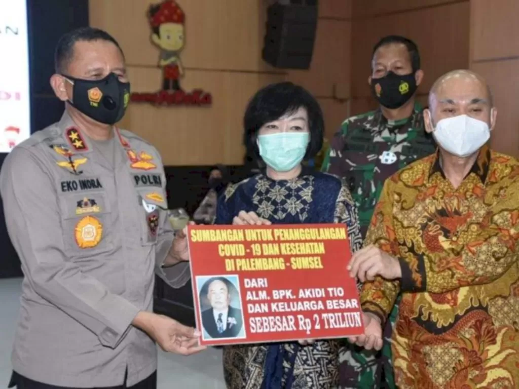 Kapolda Sumsel, Irjen Pol Eko Indra Heri saat menerima simbolis bantuan Rp2 triliun dari keluarga mendiang Akidi Tio. (ANTARA/Yudi Abdullah/21)