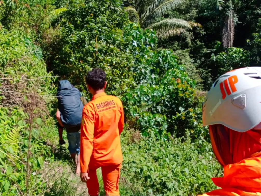 Tim SAR menggotong pendaki yang hilang di Gunung Nokilalaki Kabupaten Sigi, Sulawesi Tengah setelah berhasil dievakuasi dalam kondisi selamat menuju posko SAR di Desa Sopu, Kecamatan Nokilalaki. Kamis (26/8/2021). (ANTARA/HO/Basarnas Palu)