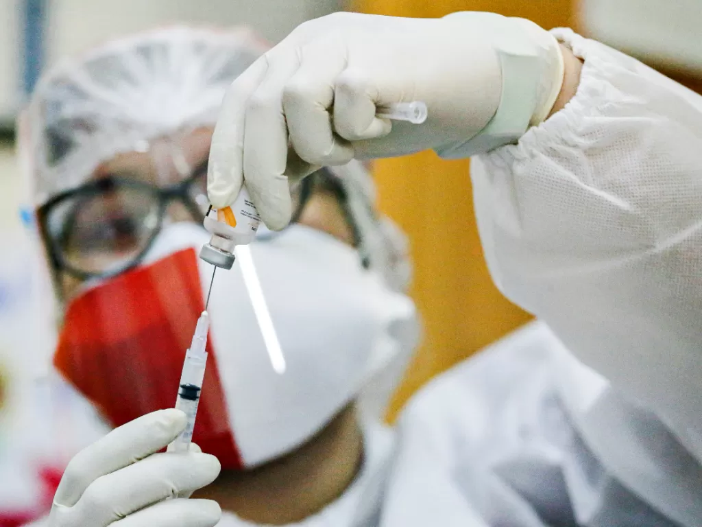 Seorang petugas kesehatan menyiapkan dosis vaksin Sinovac saat program vaksinasi massal di Jakarta, Indonesia, 17 Agustus 2021. (photo/REUTERS/Ajeng Dinar Ulfiana/ilustrasi)