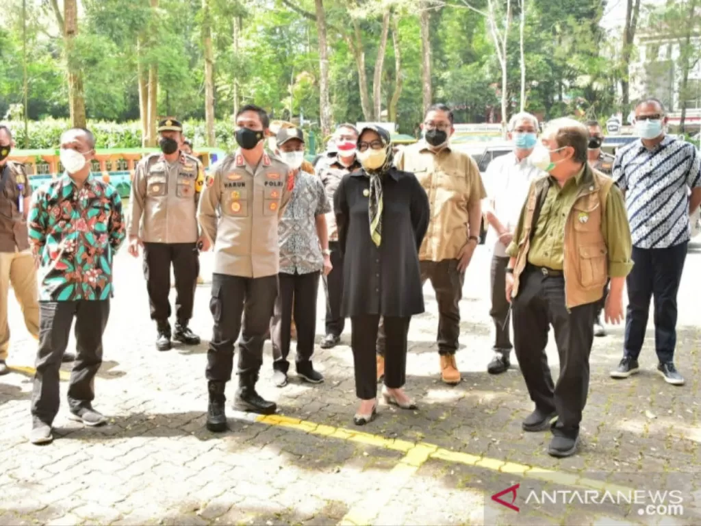 Bupati Bogor Ade Yasin saat berkunjung ke Taman Safari Bogor, Cisarua, Kabupaten Bogor, Jawa Barat, Kamis (26/8/2021). (ANTARA/HO-Pemkab Bogor)