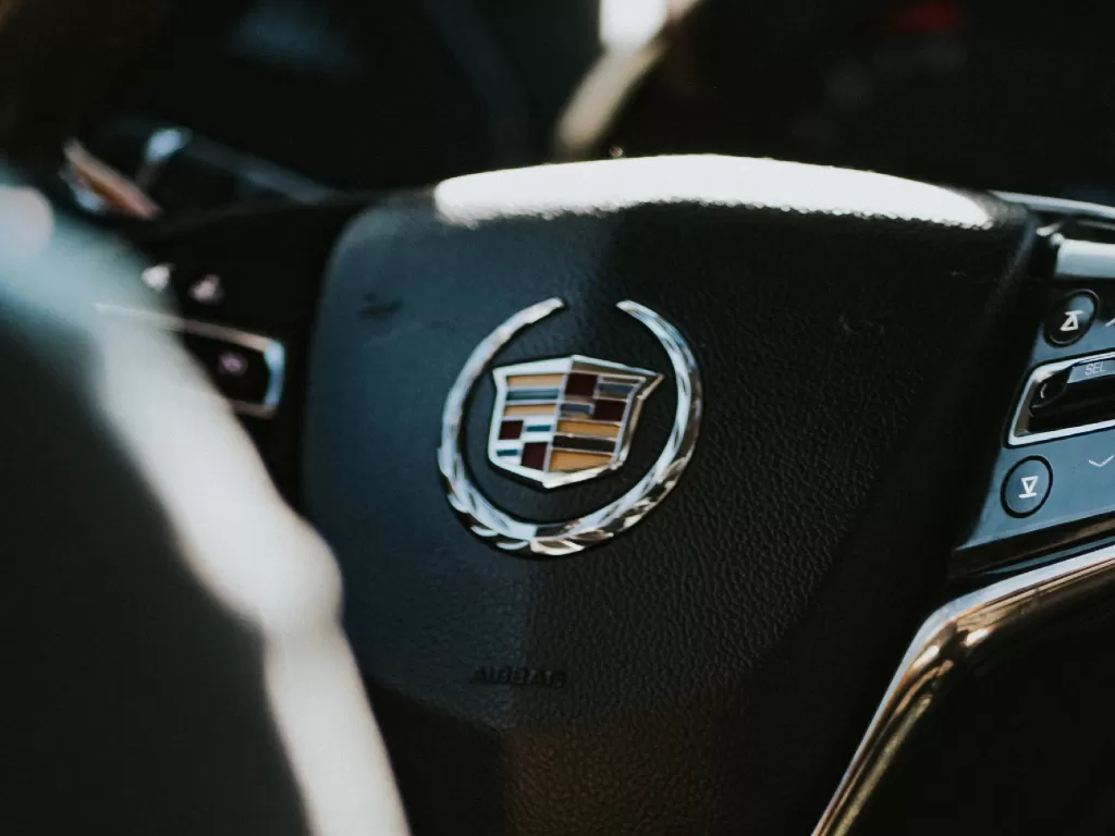Tampilan logo produsen otomotif asal AS, Cadillac (photo/Unsplash/Jake Noren)