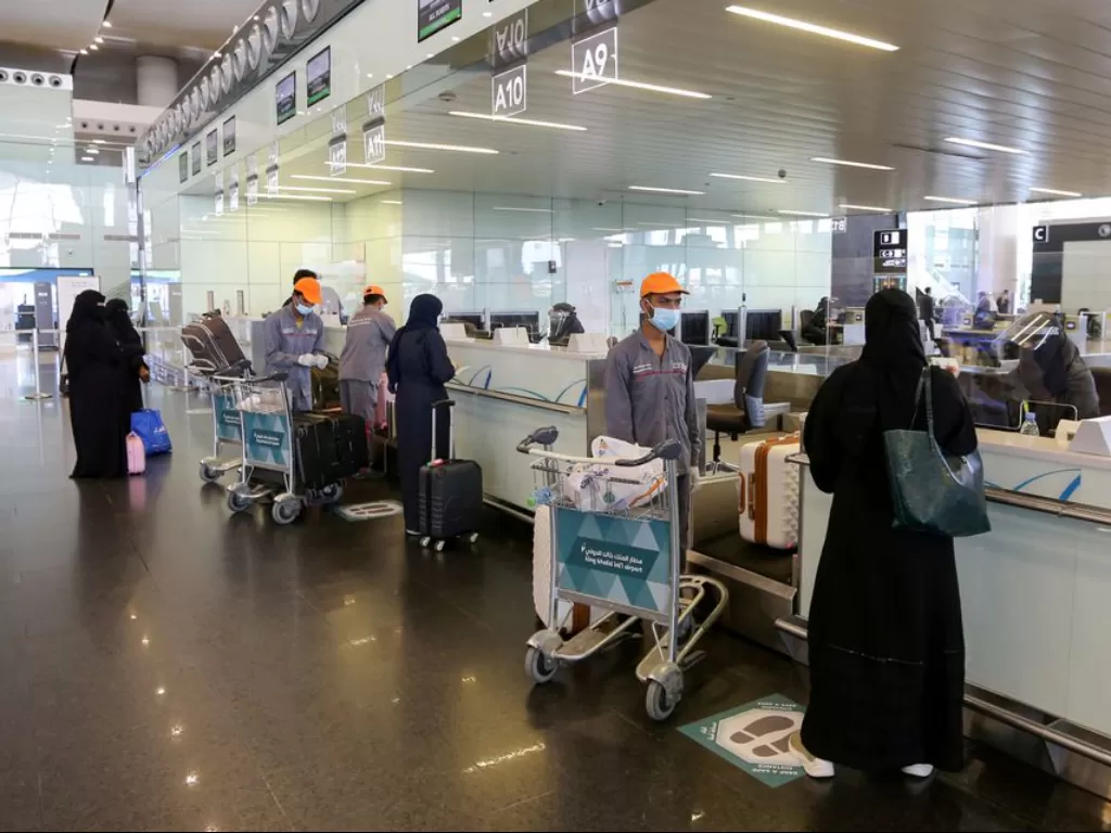  Penumpang berbicara dengan karyawan maskapai penerbangan di Bandara Internasional Riyadh, Arab Saudi 31 Mei 2020. (photo/REUTERS/Ahmed Yosri/ilustrasi)