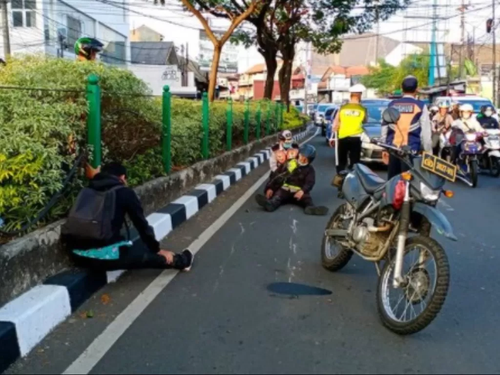 Kecelakaan anggota polisi dengan warga di Depok. (Instagram/@atcs.depok).