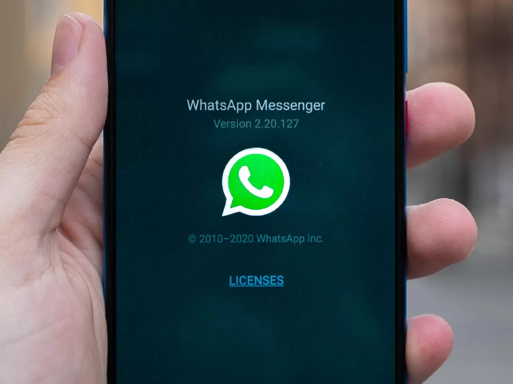 Tampilan logo dari aplikasi WhatsApp di smartphone (photo/Unsplash/Mika Baumeister)