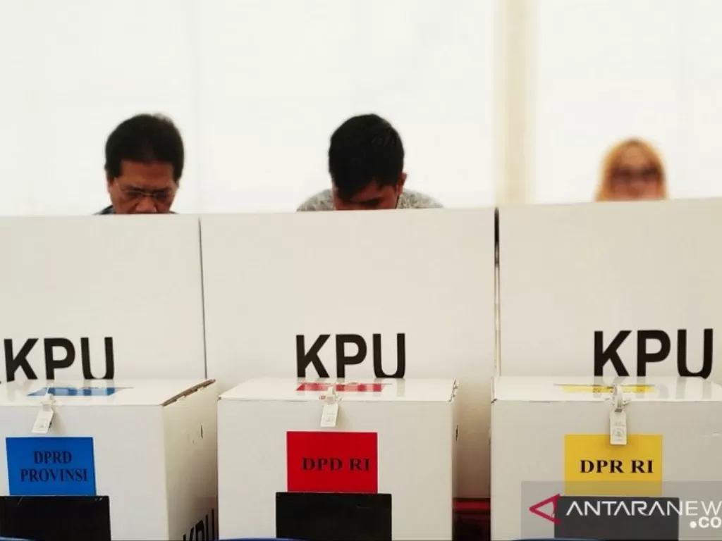 Ilustrasi: Warga menentukan pilihan politiknya di kotak suara pada Pemilu. (ANTARA/Darwin Fatir)