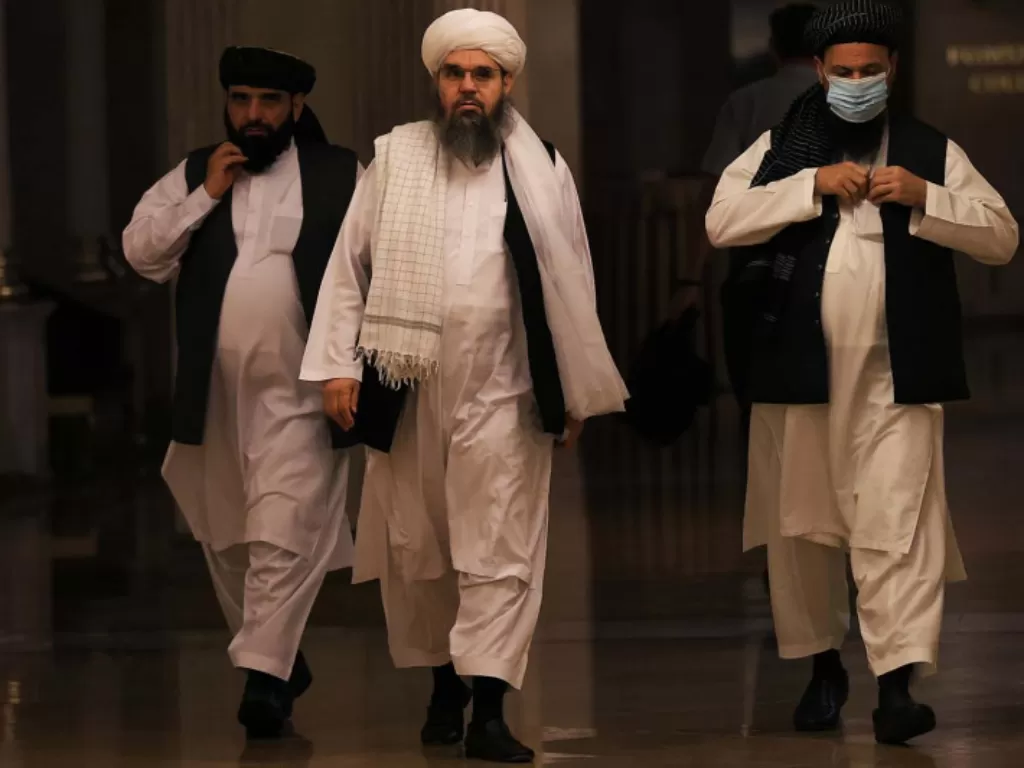 Arsip - Anggota kantor politik Taliban Abdul Latif Mansoor (kanan), Shahabuddin Delawar (tengah) dan Suhail Shaheen tiba untuk konferensi pers di Moskow, Rusia, Juli 2021. (ANTARA/Reuters)