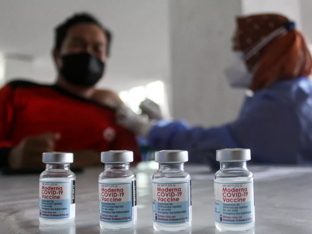Petugas medis menunjukkan vaksin Moderna saat vaksinasi dosis ketiga untuk tenaga kesehatan (ANTARA FOTO/Umarul Faruq/hp.)