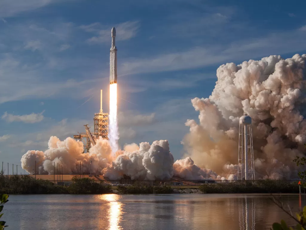 SpaceX saat meluncurkan roket Falcon Heavy dari Kennedy Space Center (Ilustrasi/Unsplash/SpaceX)